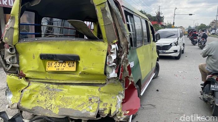4 Kendaraan Terlibat Kecelakaan Beruntun di Depan Polda Sumut, 1 Orang Terluka