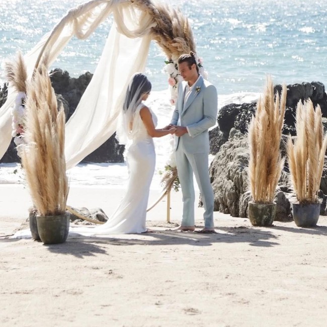 Kim Kardashian Bikin Heboh Pakai Gaun Pengantin, Dikira Nikah Keempat Kalinya