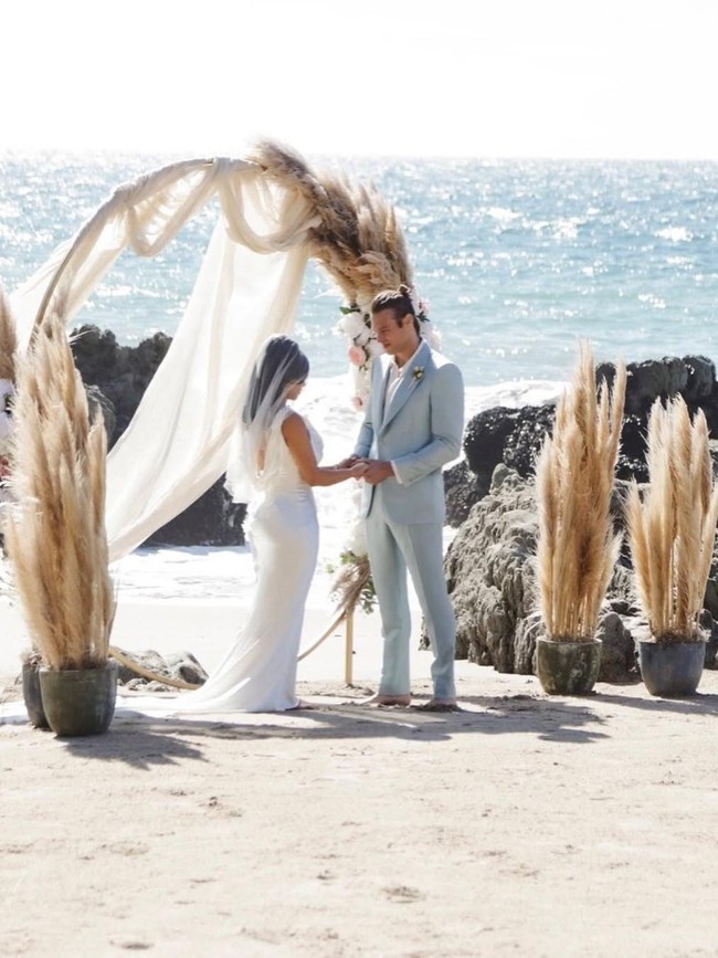 Kim Kardashian Bikin Heboh Pakai Gaun Pengantin, Dikira Nikah Keempat Kalinya