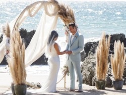 Kim Kardashian Bikin Heboh Pakai Gaun Pengantin, Dikira Nikah Keempat Kalinya