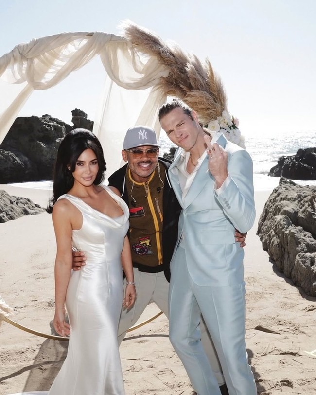 Kim Kardashian terlihat tampil sebagai pengantin dalam salah satu adegan di serial All’s Fair. Dia dikisahkan menikah dengan aktor Matthew Noszka, yang memerankan karakter Chase Munroe. Foto: Dok. Instagram