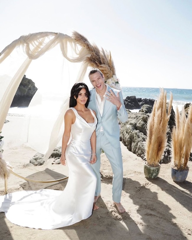 Meski sudah dijelaskan oleh Kim bahwa penampilannya memakai gaun pengantin ini merupakan adegan di serial All’s Fair tak sedikit netizen yang tetap salah paham. Ada yang mengira selebriti 45 tahun itu menikah untuk keempat kalinya. Foto: Dok. Instagram