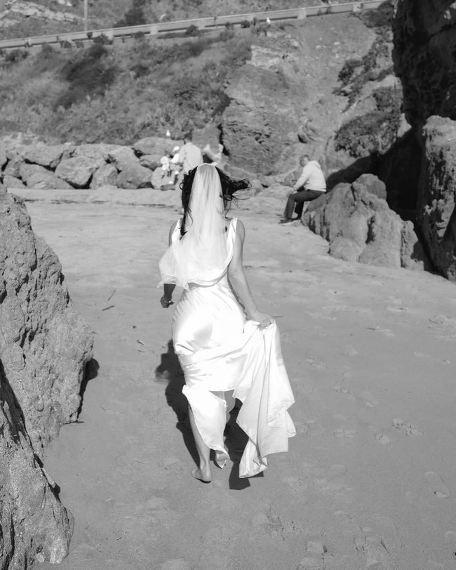 “Apa yang akan terjadi pada Chase dan Allura di musim kedua?” tulis Kim Kardashian pada unggahan foto yang memperlihatkan dirinya tampil mengenakan gaun pengantin satin berpotongan dada rendah. Foto: Dok. Instagram