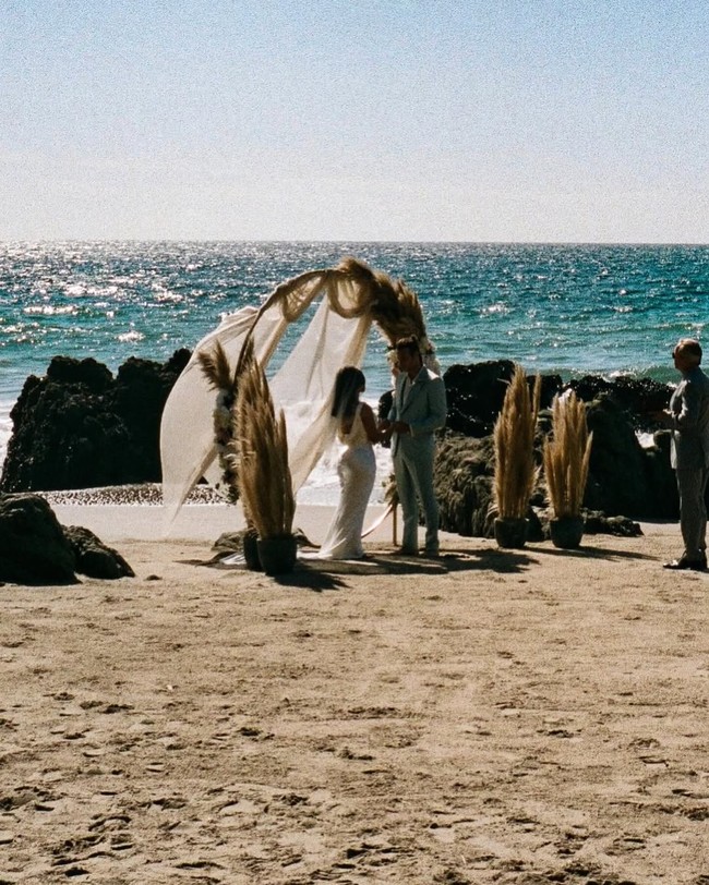 Kim memamerkan sederet foto yang terlihat seperti dirinya tengah menikah dengan seorang pria yang mengenakan setelan silver. Melalui caption di Instagram, mantan istri Kanye West itu menjelaskan kalau foto ini merupakan adegan serial televisi terbaru yang dibintanginya, All’s Fair. Foto: Dok. Instagram