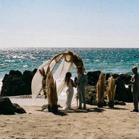 Kim memamerkan sederet foto yang terlihat seperti dirinya tengah menikah dengan seorang pria yang mengenakan setelan silver. Melalui caption di Instagram, mantan istri Kanye West itu menjelaskan kalau foto ini merupakan adegan serial televisi terbaru yang dibintanginya, All’s Fair. Foto: Dok. Instagram