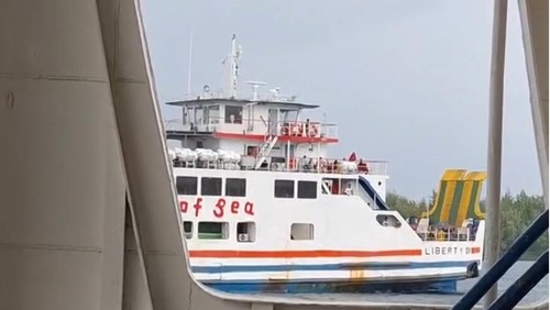 KMP Liberty mati mesin saat berlayar dari Pelabuhan Kayangan, Lombok Timur, menuju Pelabuhan Poto Tano, Sumbawa Barat, NTB, Rabu, (10/12/2025). (Istimewa)