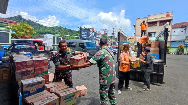 Kodam IV/Diponegoro mengirimkan bantuan untuk korban bencana di Aceh dan Sumatera, Senin (8/12/2025). Kodam IV/Diponegoro mengirimkan bantuan untuk korban bencana di Aceh dan Sumatera, Senin (8/12/2025).