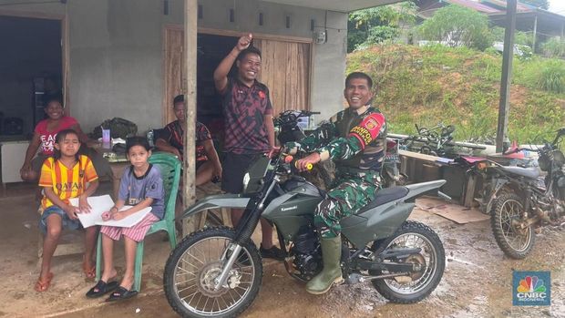 Komandan Pos Mangkau beserta Prajurit Penjaga Perbatasan Lain di Warung Budhe