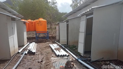 Kondisi bangunan huntara III korban erupsi Gunung Lewotobi rusak akibat banjir di atas tanah numpang, Rabu (10/12/2025).