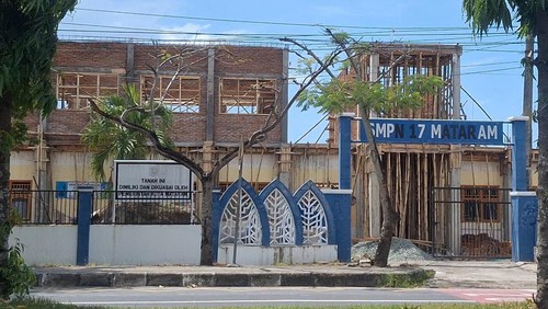 Kondisi proyek revitalisasi di SMPN 17 Mataram,  Rabu (10/12/2025). SMPN 17 Mataram menjadi salah satu sekolah yang tengah direvitalisasi di tahun ini. (Nathea Citra/detikBali)