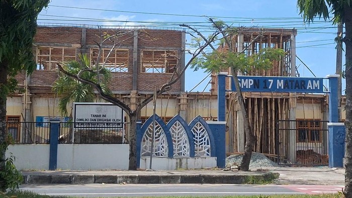 Kondisi proyek revitalisasi di SMPN 17 Mataram,  Rabu (10/12/2025). SMPN 17 Mataram menjadi salah satu sekolah yang tengah direvitalisasi di tahun ini. (Nathea Citra/detikBali)