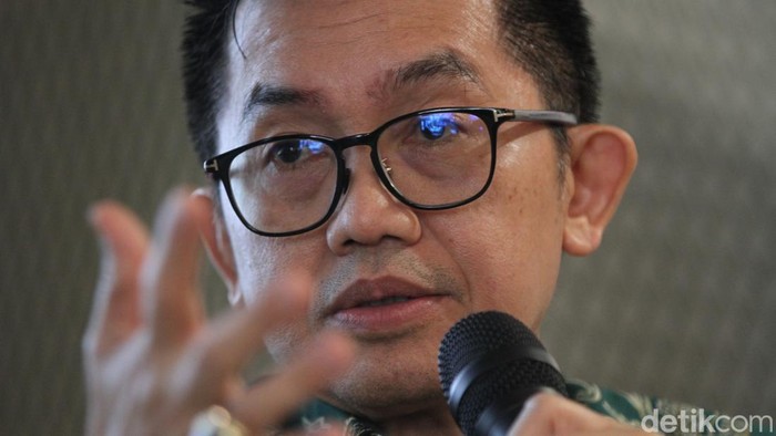 Muhammad Taufiq Kepala LAN berbincang dengan Andi Taufik Sekretaris Utama LAN, Erna Irawati Deputi Bidang Transformasi Pembelajaran ASN dan Army Winarty Deputi Bidang Penjaminan Mutu Pengembangan Kapasitas dan Pembelajaran ASN di Jakarta, Rabu (10/12/2025).