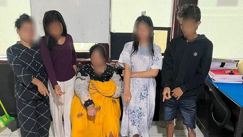 Lima terduga pengedar narkoba jenis sabu-sabu yang diamankan pada operasi penggerebekan di Kelurahan Bali 1, Kecamatan Dompu, Rabu (10/12/2025).