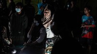 Sejumlah warga terlihat berkumpul di sudut-sudut kota yang masih minim penerangan, menunggu pasokan listrik kembali normal. ANTARA FOTO/Erlangga Bregas Prakoso