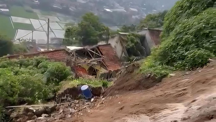 Longsor di Desa Bumiwangi, Kecamatan Ciparay, Kabupaten Bandung, Rabu (10/12/2025).