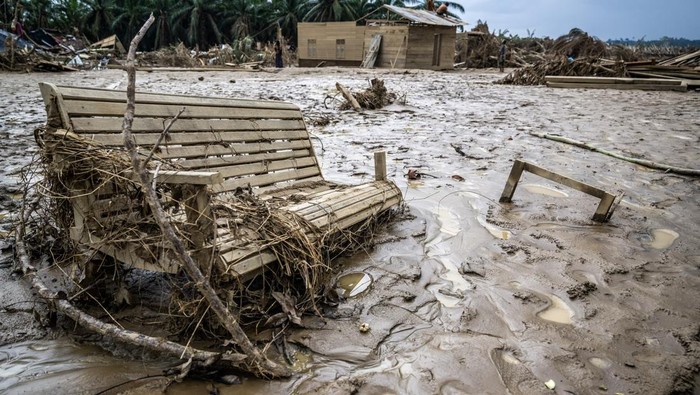 Kursi tertimbun lumpur di wilayah yang luluh lantak pascabanjir bandang di Desa Lubok Pusaka, Kecamatan Langkahan, Aceh Utara, Aceh, Selasa (9/12/2025). Desa tersebut menjadi salah satu wilayah di Kecamatan Langkahan, Aceh Utara yang terdampak bencana banjir bandang dengan kerusakan pemukiman mencapai 95 persen. ANTARA FOTO/Bayu Pratama S