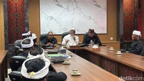 Prajuru Desa Adat Banyuasri saat berdialog dengan Majelis Desa Adat Provinsi Bali, Rabu (10/12/2025).