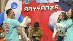 Udah lumayan lama jg ga ketemu @raffinagita1717 . cuma liatin idup nyah di layar yg punya 9 nyawa, asik membelah diri untuk suting, kerja, keluarga, temen, sampe negara. kayaknya ga ada tuh yg namanya Overload. apa itu burn out ?, tulis Meisya Siregar dalam Instagram miliknya dilihat hari ini. Foto: dok instagram Meisya Siregar