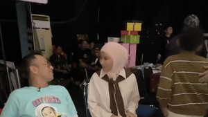 Ia pun menuliskan soal kenangan bersama Raffi Ahmad di zaman dulu. Kenal Raffi dr dia msh SMP kayaknya msh ngintilin temen kita Sutradara namanya Nayato. Dan, aseli ya, manusia satu ini emg dr dulu udah punya attitude. Baiknya ga berubah.Gw cm bayangin pundak nya seberat apa ngurusin smua org dan gmn rasanya jd Gigi yah lakiknya milik negara gtu 😅 macam Lois Lane gtu kali ya. Tapi liat aja tuh, msh bisa ngakak2 ngehibur orang. Emang ada sih gw percaya manusia pilihan Allah yg sengaja di ciptain untuk jd berkat org banyak ..., jd ya kapasitas nya emg di atas rata2, terangnya. Foto: dok instagram Meisya Siregar