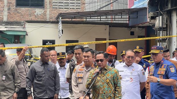 Mendagri Tito Karnavian usai meninjau lokasi kebakaran gedung Terra Drone (Adhfar/detikcom)
