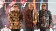Mochtar Kusumaatmadja Terima Penghargaan Adiluhung detikJabar Awards 2025