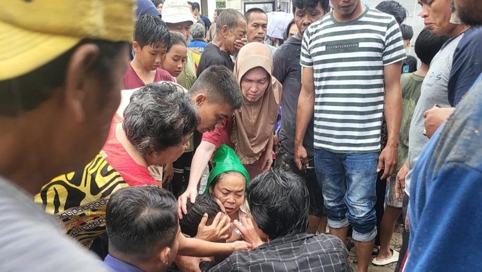 Momen Petugas Damkar Evakuasi Remaja di Gorong-gorong Garut