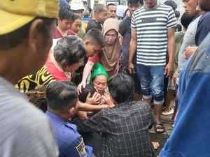 Momen Petugas Damkar Evakuasi Remaja di Gorong-gorong Garut