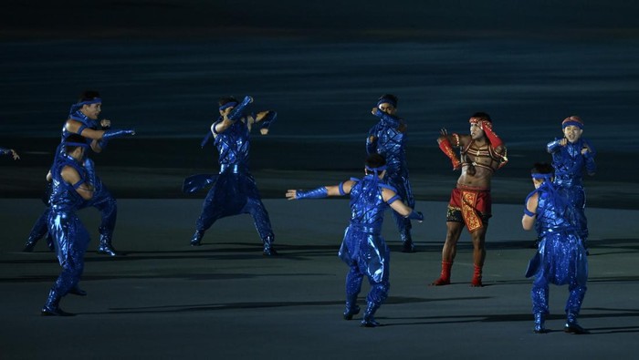 Atlet Taekwondo Thailand Panipak Wongpattanakit (kiri) bersiap menyalakan api SEA Games saat upacara Pembukaan SEA Games 2025 di Stadion Rajamangala, Bangkok, Thailand, Selasa (9/12/2025). SEA Games ke-33 tersebut berlangsung 9 - 20 Desember 2025. ANTARA FOTO/Nova Wahyudi