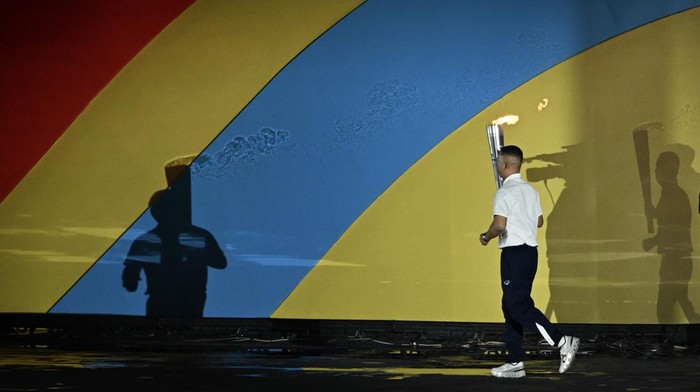 Atlet Taekwondo Thailand Panipak Wongpattanakit (kiri) bersiap menyalakan api SEA Games saat upacara Pembukaan SEA Games 2025 di Stadion Rajamangala, Bangkok, Thailand, Selasa (9/12/2025). SEA Games ke-33 tersebut berlangsung 9 - 20 Desember 2025. ANTARA FOTO/Nova Wahyudi