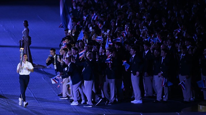 Atlet Taekwondo Thailand Panipak Wongpattanakit (kiri) bersiap menyalakan api SEA Games saat upacara Pembukaan SEA Games 2025 di Stadion Rajamangala, Bangkok, Thailand, Selasa (9/12/2025).  SEA Games ke-33 tersebut berlangsung 9 - 20 Desember 2025. ANTARA FOTO/Nova Wahyudi