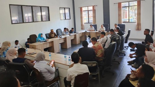 Para guru yang tergabung Aliansi Mutasi PPPK NTB mendatangi Kantor DPRD NTB, Rabu (10/12/2025). Mereka menolak dimutasi ke penempatan awal oleh Pemprov NTB. (Ahmad Viqi/detikBali)