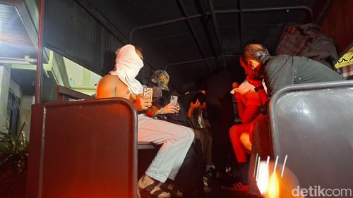 Para WNA yang terlibat kasus Bonnie Blue saat diamankan untuk diperiksa di Mapolres Badung, Kamis (5/12/2025).