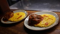 Risotto con ossobuco siap disajikan di restoran Cantina della Vetra. Dari ossobuco Lombardy - betis sapi rebus dengan gremolata, hingga orecchiette con cime di rapa Puglia - pasta berbentuk telinga dengan sayuran lobak, setiap wilayah menampilkan keanekaragaman hayati dan kreativitas Italia. Foto: REUTERS/Claudia Greco
