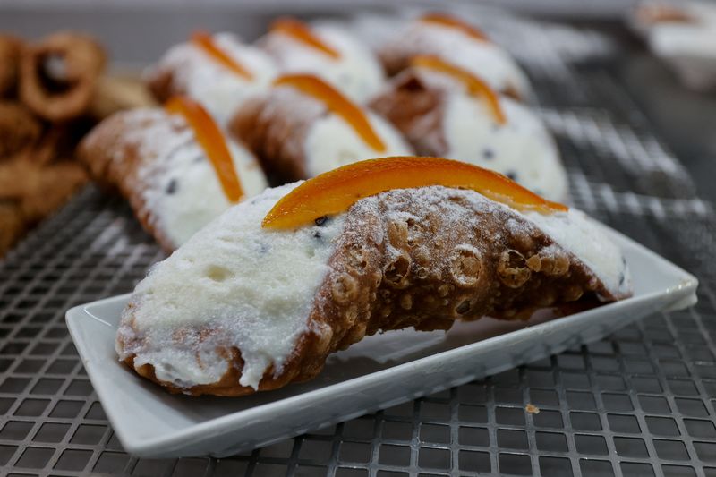 Pasta hingga Pizza, Italia Bidik Status Warisan Dunia dari UNESCO Sicilian cannoli are served at Pasticceria Cappello as Italian cuisine awaits a crucial UNESCO decision that could recognise it as an Intangible Cultural Heritage of Humanity in Palermo, Italy, December 5, 2025. REUTERS/Igor Petyx