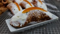 Cannoli Sisilia disajikan di Pasticceria Cappello. Penilaian awal UNESCO telah menyetujui masakan Italia untuk ditambahkan ke daftar Warisan Budaya Takbenda UNESCO, dan keputusan akhir diharapkan pada hari Rabu (10/12). Foto: REUTERS/Igor Petyx