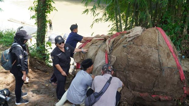 Pemindahan prasasti Muara Cianten di Bogor, Jabar, Selasa (9/12/2025). Pemindahan prasasti Muara Cianten di Bogor, Jabar, Selasa (9/12/2025).