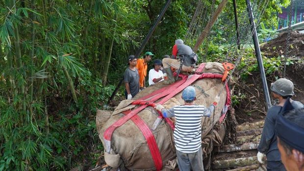 Pemindahan prasasti Muara Cianten di Bogor, Jabar, Selasa (9/12/2025). Pemindahan prasasti Muara Cianten di Bogor, Jabar, Selasa (9/12/2025).