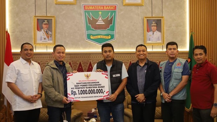Walkot Pekanbaru Temui Wagub Sumbar, Serahkan Bantuan Rp 1,5 Miliar