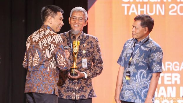 Pemprov Jateng Sekda Jateng, Sumarno, saat menerima penghargaan dari Kemendagri di Kempinski Ballroom, Jakarta.