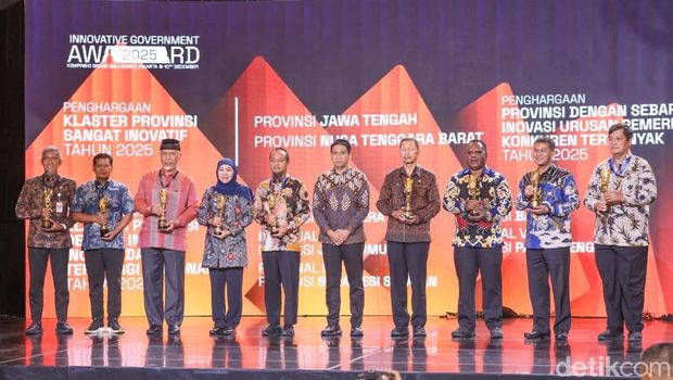 Pemprov Jateng Sekda Jateng, Sumarno, saat menerima penghargaan dari Kemendagri di Kempinski Ballroom, Jakarta.