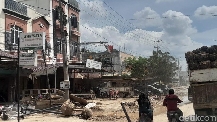 Penampakan ruko di Kuala Simpang di hari ke-15 usai diterjang banjir bandang. (Foto: Nizar Aldi/detikSumut).