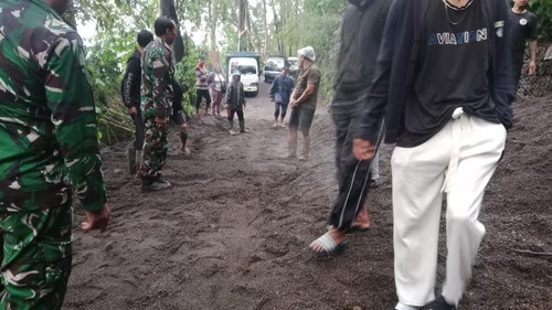 Penanganan longsor di jalur Kintamani-Trunyan, Selasa (9/12/2025).