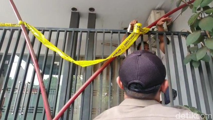 Penutupan hotel di wilayah Desa Pucel Kecamatan Dukuhseti Pati, Rabu (10/12/2025).