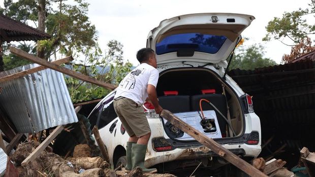Perjuangan Yoris mengarungi banjir demi menyelamatkan istri yang hamil di Agam.