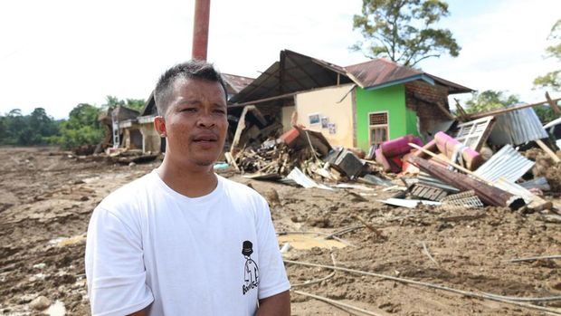Perjuangan Yoris mengarungi banjir demi menyelamatkan istri yang hamil di Agam.
