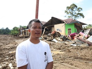 Perjuangan Joris Arungi Banjir demi Selamatkan Istri yang Hamil di Agam