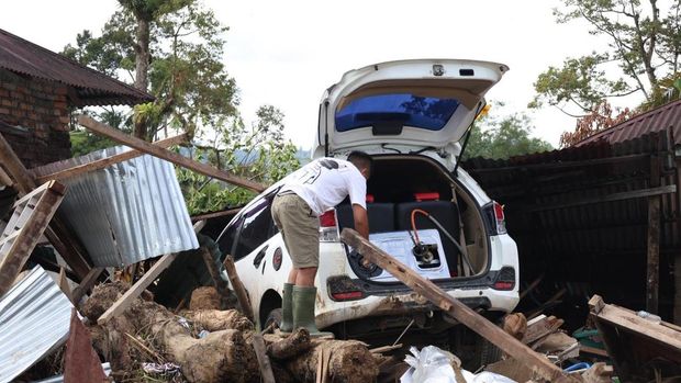 Perjuangan Yoris mengarungi banjir demi menyelamatkan istri yang hamil di Agam. Perjuangan Yoris mengarungi banjir demi menyelamatkan istri yang hamil di Agam.