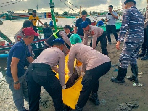 Petugas mengevakuasi mayat pria tanpa identitas di Perairan Pebuahan, Desa Banyubiru, Kecamatan Negara, Kabupaten Jembrana, Bali, Rabu (10/12/2025). (Polres Jembrana)