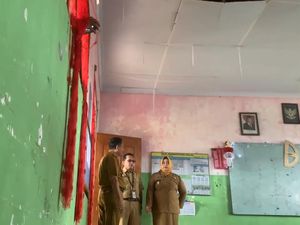 Atap Ambrol, Plt Bupati Ponorogo Minta Kelas SDN 2 Singgahan Kosong
