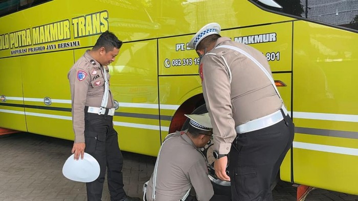 Polisi Bareng Dishub Ramp Check PO Bus di Pasuruan Jelang Nataru